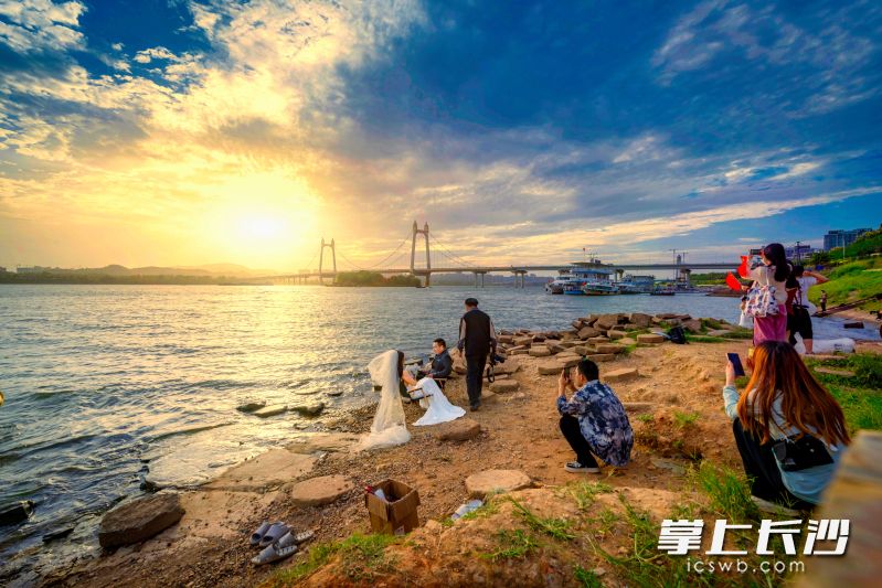 “长沙日落天花板级机位”，长汇船务码头网上美名不虚。长沙晚报全媒体记者 陈飞 摄