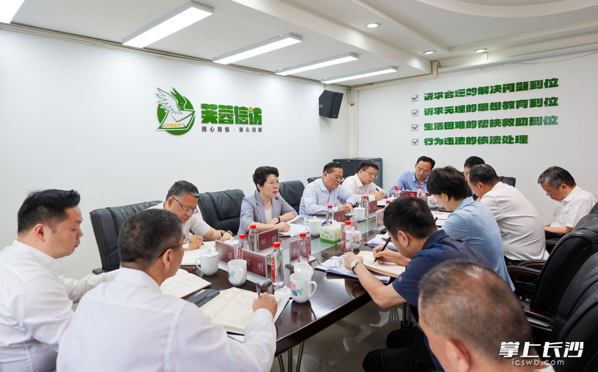 4月21日，省委常委、市委书记吴桂英在芙蓉区下沉督访。 长沙晚报全媒体记者 郭雨滴 摄