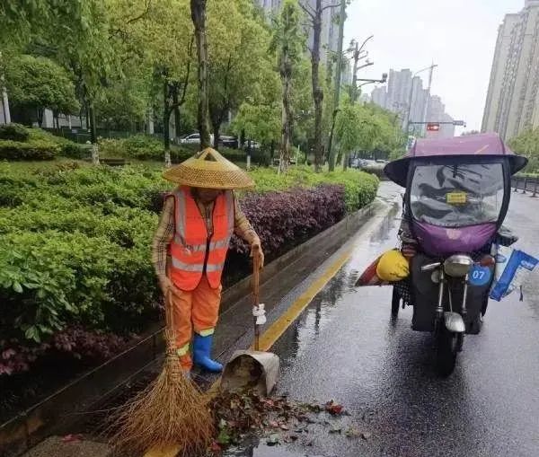 环卫工人正在清扫落叶。