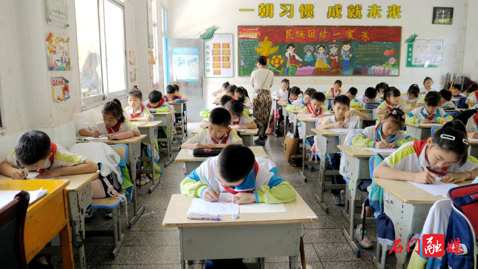 石门县第四完全小学:诵诗文读经典 书香浸润校园1.png 石门县第四完全小学:诵诗文读经典 书香浸润校园1.png