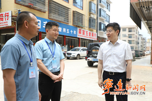 胡勇剛在舜陵街道蓮花社區(qū)調(diào)研網(wǎng)格化管理服務(wù)改革試點工作_副本500.jpg