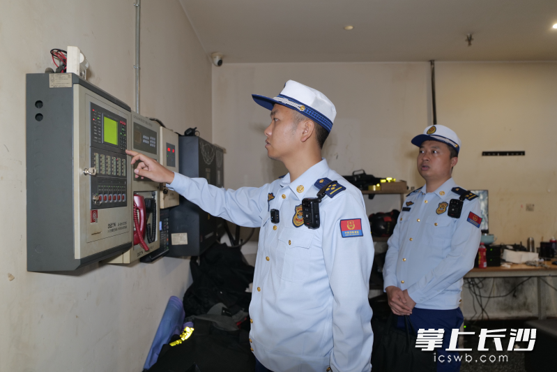 消防监督员在进行检查。 长沙晚报通讯员 寻艳 摄