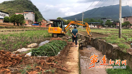 宁远桐木漯瑶族乡：机械作业通渠道  防洪保畅护春耕_副本500.jpg