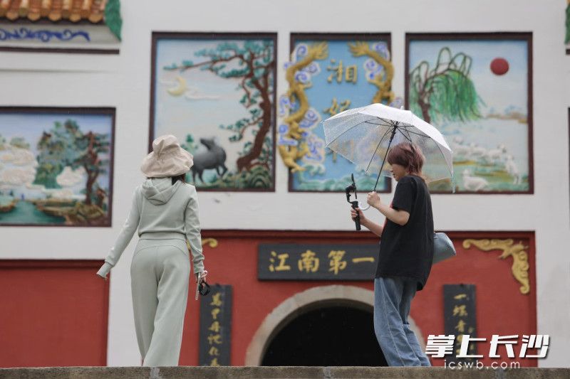 记者在拍摄。