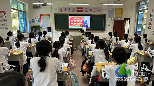 我县开展国家安全教育宣传进校园活动.jpg