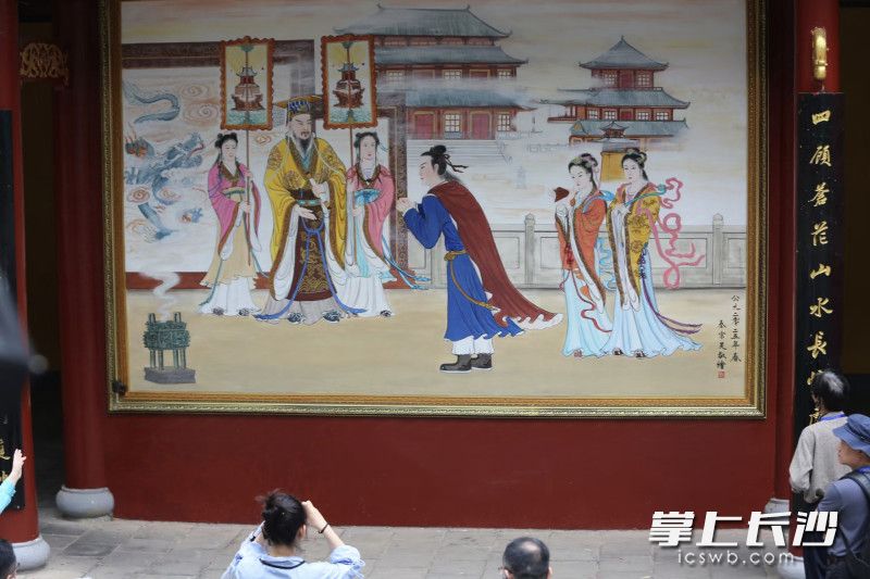 游客在壁画前打卡。
