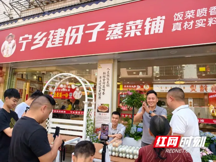 “土味网红”建伢子用流量浇灌家乡