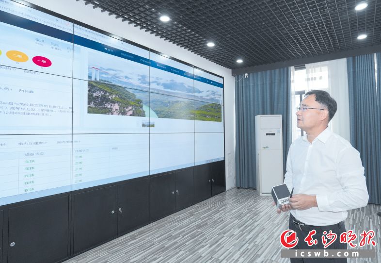 联智科技总经理、副董事长梁晓东在介绍公司研发的桥梁简易感知报警仪。长沙晚报全媒体记者 邹麟 摄