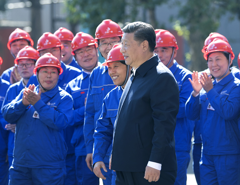 2018年9月26日，在中國一重集團(tuán)，習(xí)近平總書記走到工人中間，同大家親切交流。