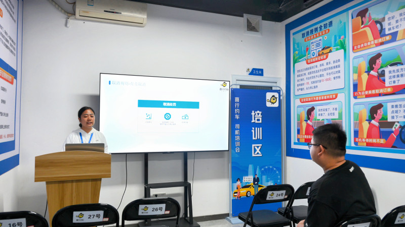 新入职的司机正在接受安全培训。罗钟杰 摄
