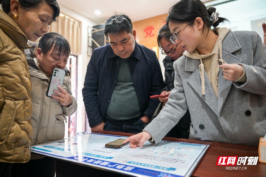 3月11日，兴宁镇文化专干为村干部培训应急广播手机APP操作。.jpg