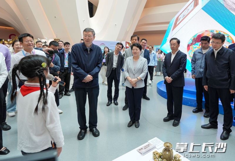4月26日，全国第八届中小学生艺术展演活动优秀艺术作品展览在梅溪湖国际文化艺术中心揭幕。教育部党组成员、副部长、总督学王嘉毅，省委常委、市委书记吴桂英出席并巡馆。