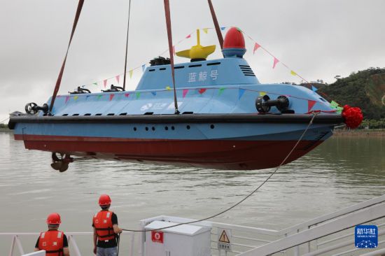 4月28日,“蓝鲸号”高速可潜无人艇在广东珠海下水。新华社发