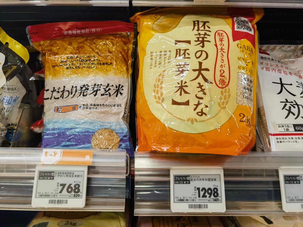 这是2024年7月26日在日本东京一家连锁超市拍摄的货架上的大米（手机照片）。新华社记者钟雅摄