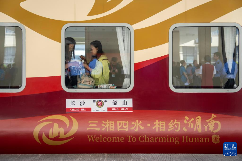 旅客在“南方列车·潇湘号”旅游专列上整理行李。新华社记者 陈思汗 摄 旅客在“南方列车·潇湘号”旅游专列上整理行李。新华社记者 陈思汗 摄