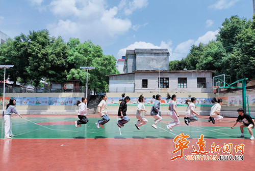 宁远印山小学：跃动五一  绳采飞扬展风采_副本500.jpg