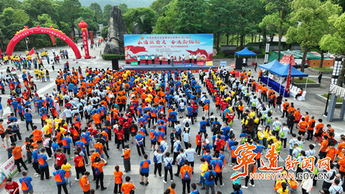 宁远：干部职工徒步九嶷山 庆 “五一” 展奋进风采_副本500.jpg