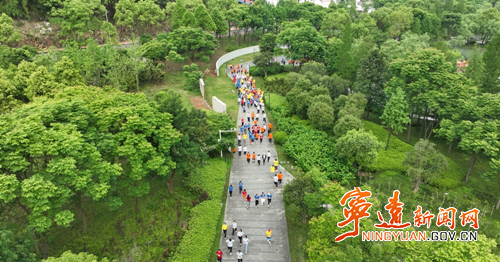 宁远：干部职工徒步九嶷山 庆 “五一” 展奋进风采2_副本500.png