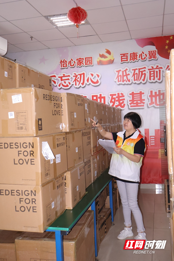 豹子岭社区常倩为精障服务对象链接工作资源，引入企业手工项目。_副本.jpg