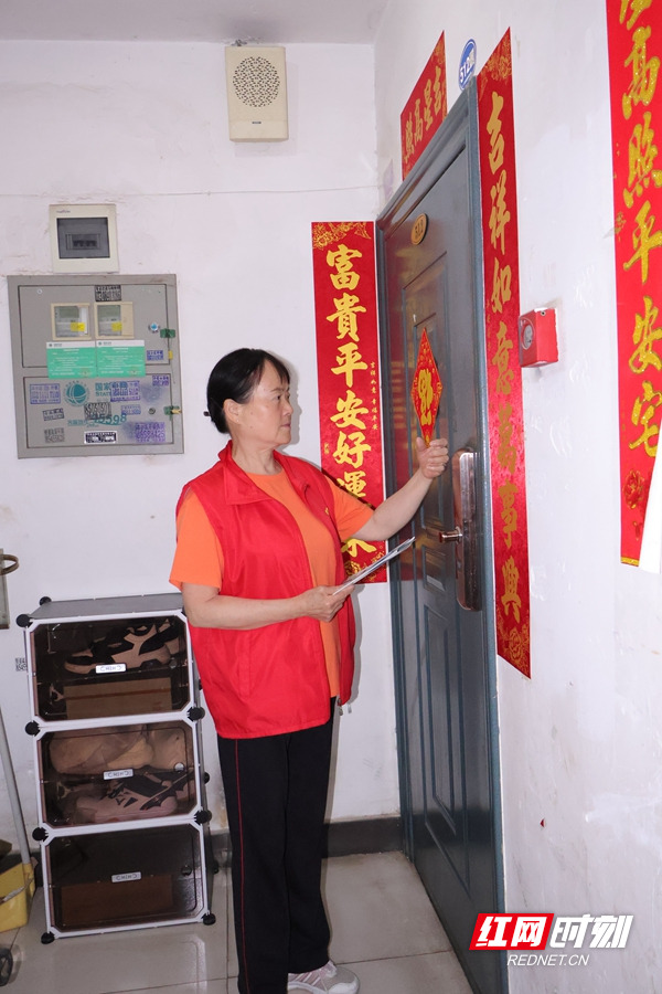 木莲社区贺月娥 敲门行动_副本.jpg