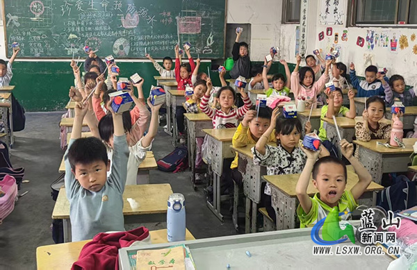 塔峰镇第四完小为学生午餐添上“营养密码”.jpg