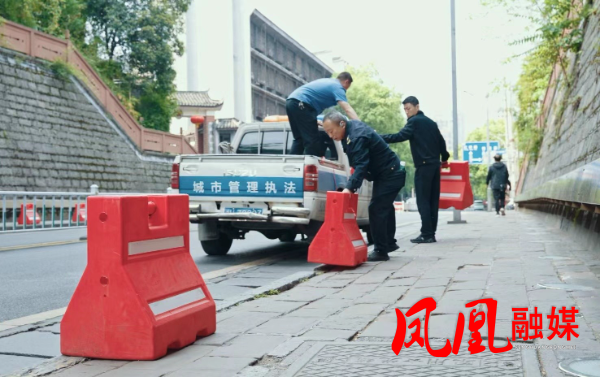 凤凰县城管执法局：城市品质再提升 “五一”焕新迎客来3.jpg