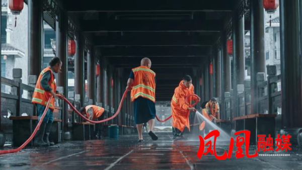 凤凰县城管执法局：城市品质再提升 “五一”焕新迎客来1.jpg