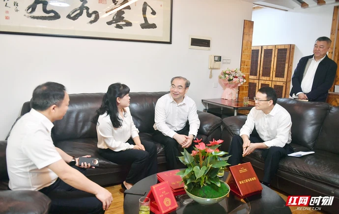 刘革安走访慰问劳动模范和先进工作者