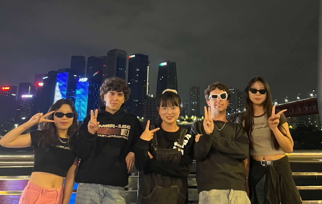 Julio(右二)和朋友们在重庆洪崖洞的合影。受访者供图