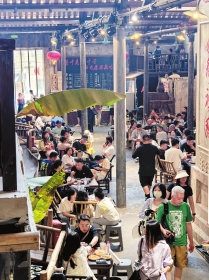 来长沙，体验烟火气！老茶馆、巨型零食、足疗养生消费“三件套”走红