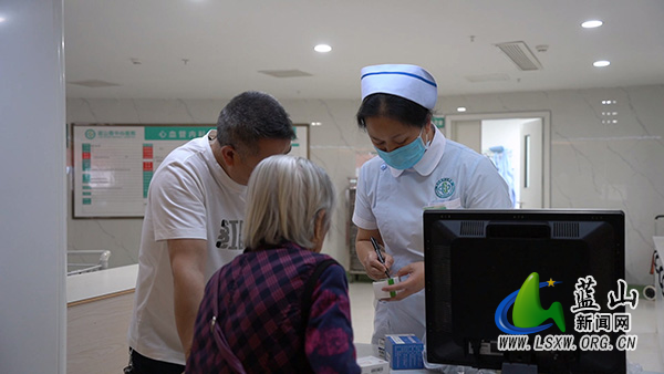 县中心医院：“五一”在岗守护群众健康.mp4_20250504_090703.991.jpg