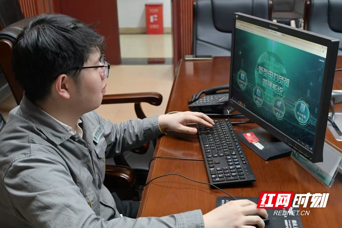 北湖公司青年员工刘敬宇利用“新型电力负荷管理系统 用电信息采集系统”实时监控用户的负荷情况.jpg