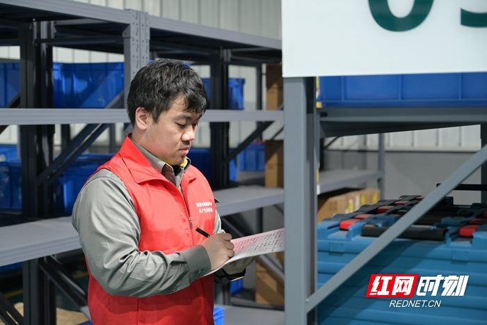 北湖公司青年员工周迪翔在北湖公司专业仓对备品备件物资进行“拉网式”盘点.jpg