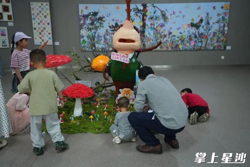孩子被参展作品吸引。