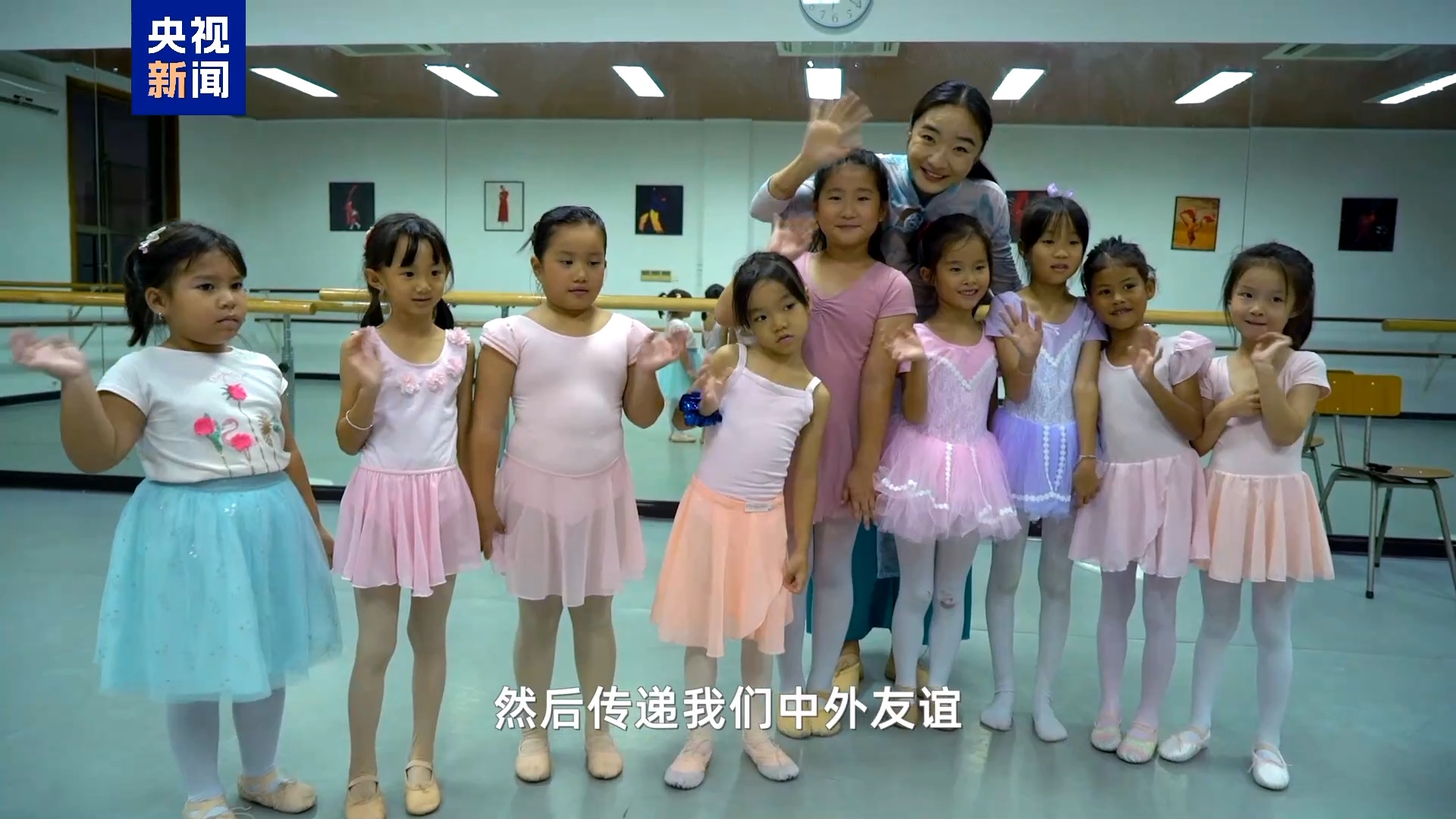 教中文并教饺子。四位年轻的老师“东方小教室