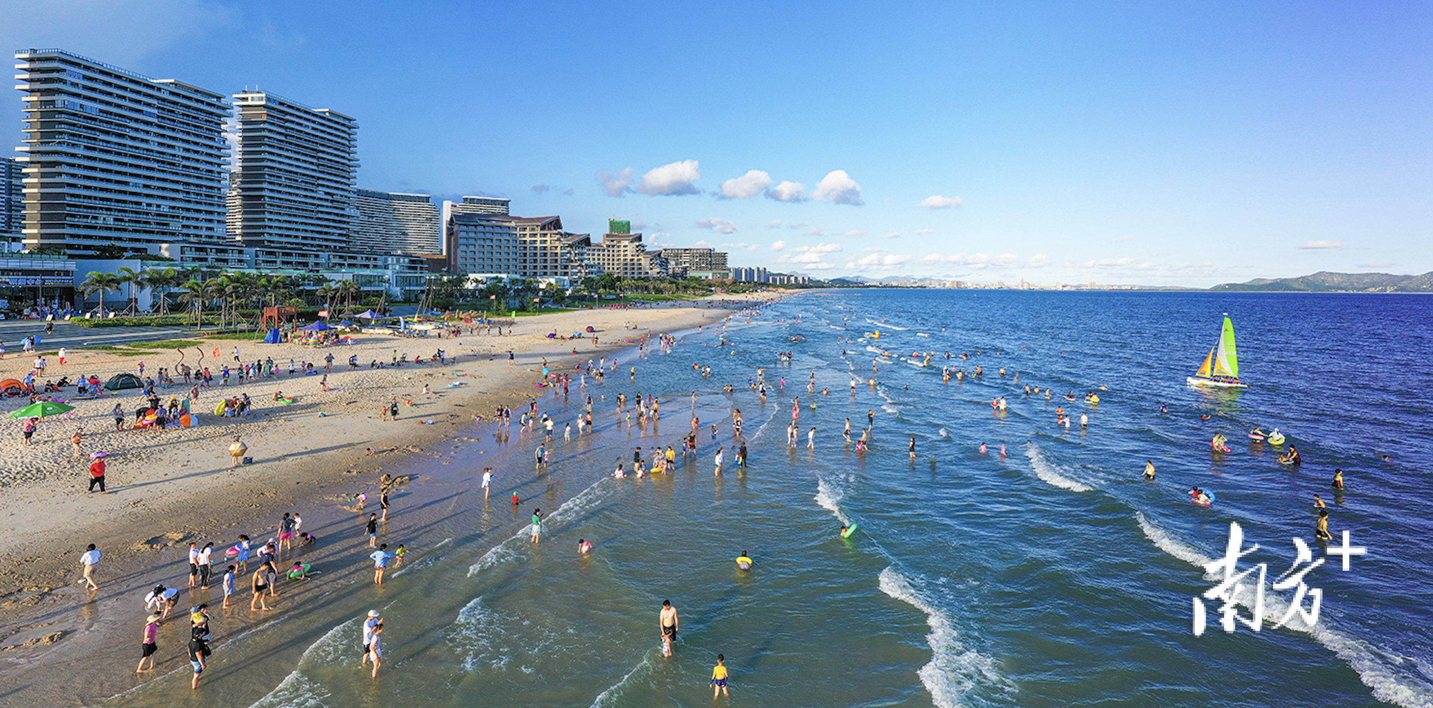 广东汕尾滨海风光。夏季到来，吸引游客来到海滨消暑。