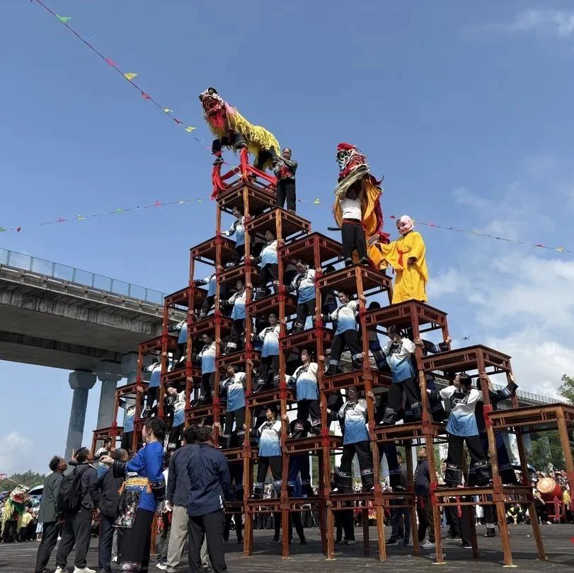 云端刀梯破苍穹 群鼓齐鸣撼湘西！吉首苗族“四月八”非遗狂欢霸屏出圈