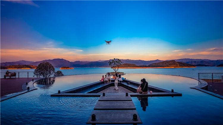 银奖 10 (3)《湖空一色霞染天》2020年7月21日拍摄于白廊 作者：何红海 18273527046.jpg