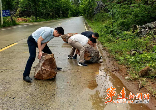 宁远县鲤溪镇：清理落石除隐患_副本_副本500.jpg