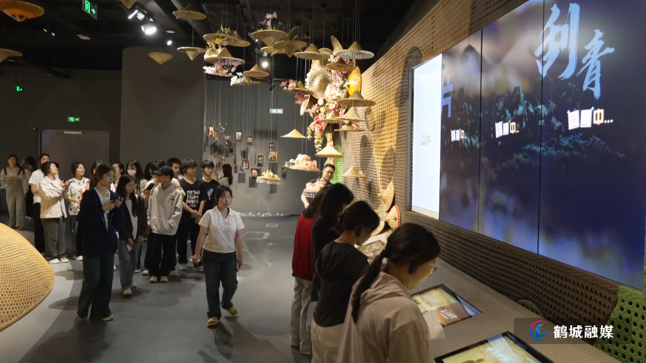 “五一”假期  游客解锁非遗新玩法（半成品）.mp4_20250506_160908.119.jpg