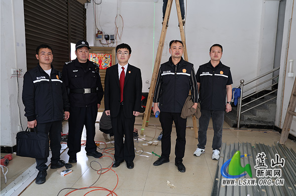 蓝山：直击借贷纠纷强制腾房现场.jpg