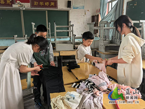 大洞中心小学开展“旧衣焕新”劳动实践活动.jpg
