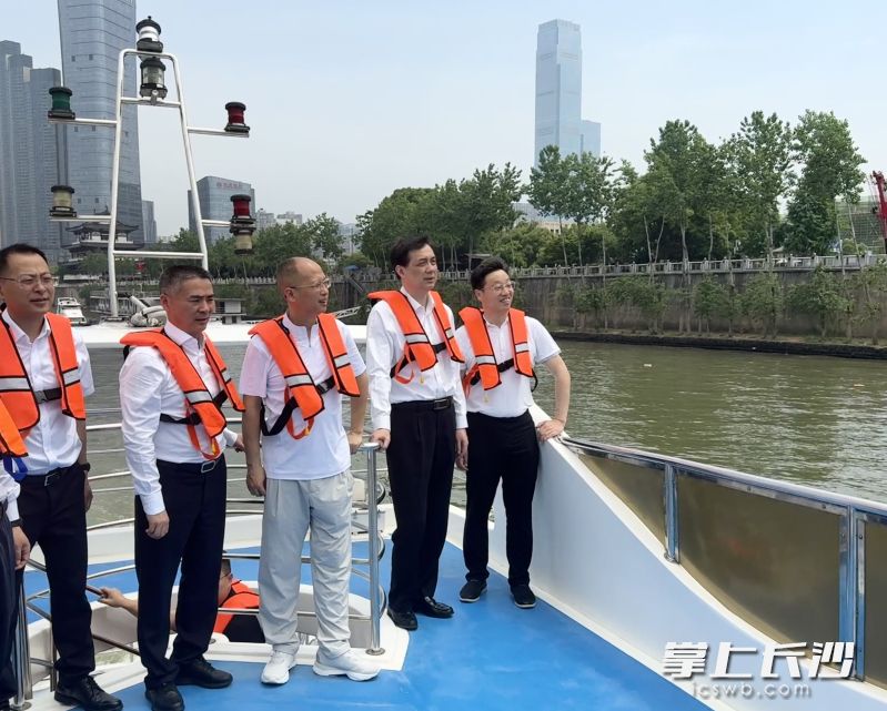 周海兵乘船开展巡河并调研湘江部分河道边坡治理修复工作情况。长沙晚报全媒体记者 黄汝兮 摄 周海兵乘船开展巡河并调研湘江部分河道边坡治理修复工作情况。长沙晚报全媒体记者 黄汝兮 摄