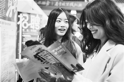 西南大学应届毕业生在2025年“春季促就业攻坚行动”综合类双选会现场了解岗位信息。新华社发（秦廷富摄）