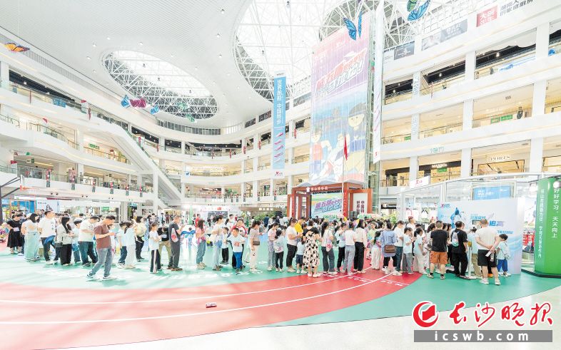 　　5月1日至4日，长沙市消费总额达99.89亿元，同比增长16.04%。图为“五一”假期人气火爆的砂之船（长沙）奥莱。长沙晚报通讯员 胡湘供图