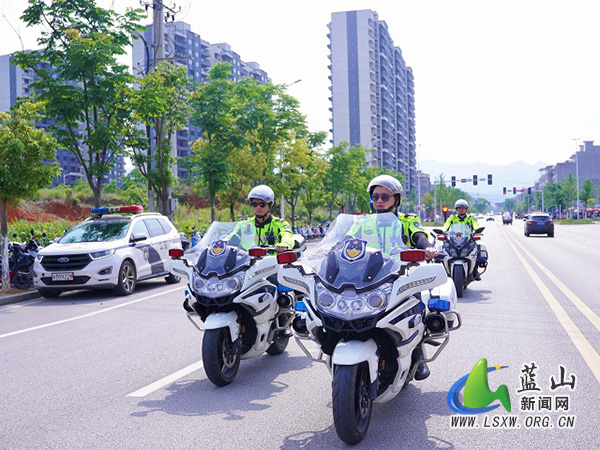 蓝山县公安交警大队：交警坚守护平安.jpg