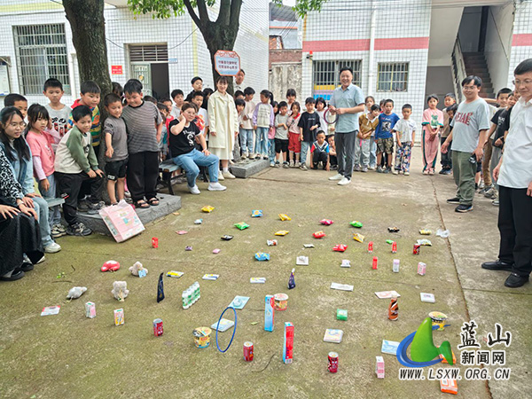 大洞中心小学开展“趣味竞猜庆五一 欢乐套圈聚师心”教职工趣味工会活动.jpg