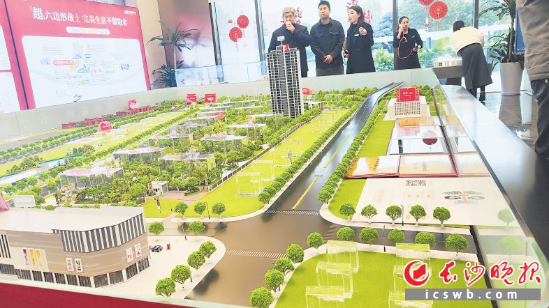 “五一”假期的长沙房地产市场呈现百盘齐放、千屏同播、万人同推、万人选房的势头。 长沙晚报全媒体记者 孙占锋 摄
