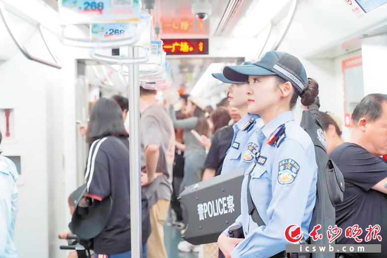 　　“五一”期间客流随时间变化大，长沙市公安局公交治安分局灵活调整执勤时间和警力安排，平均每天投入近800名警力。图为地铁民警在巡逻中。长沙晚报通讯员 邵青 供图