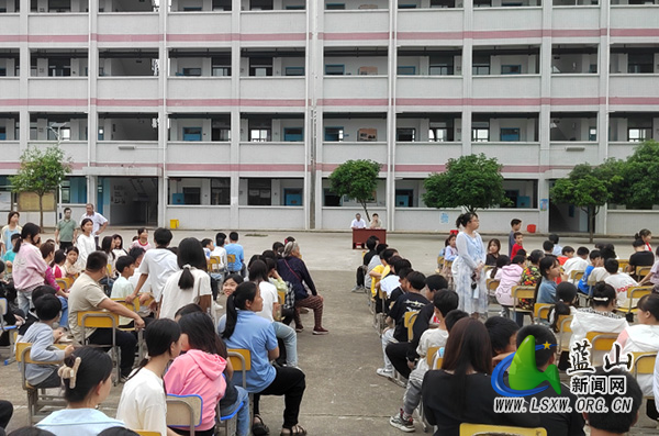总市学校召开家长会.jpg